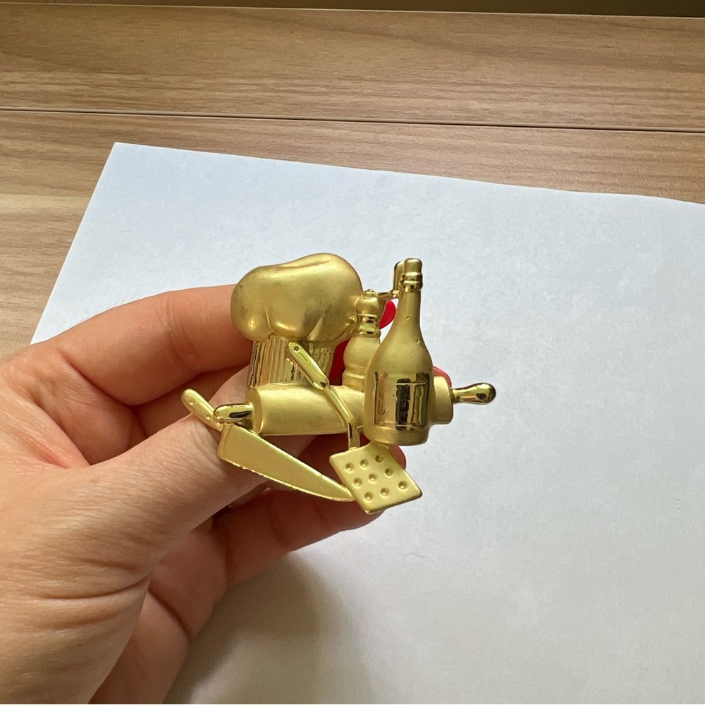AJC Vintage Chef Brooch - Gold Tone - Picture 6 of 8